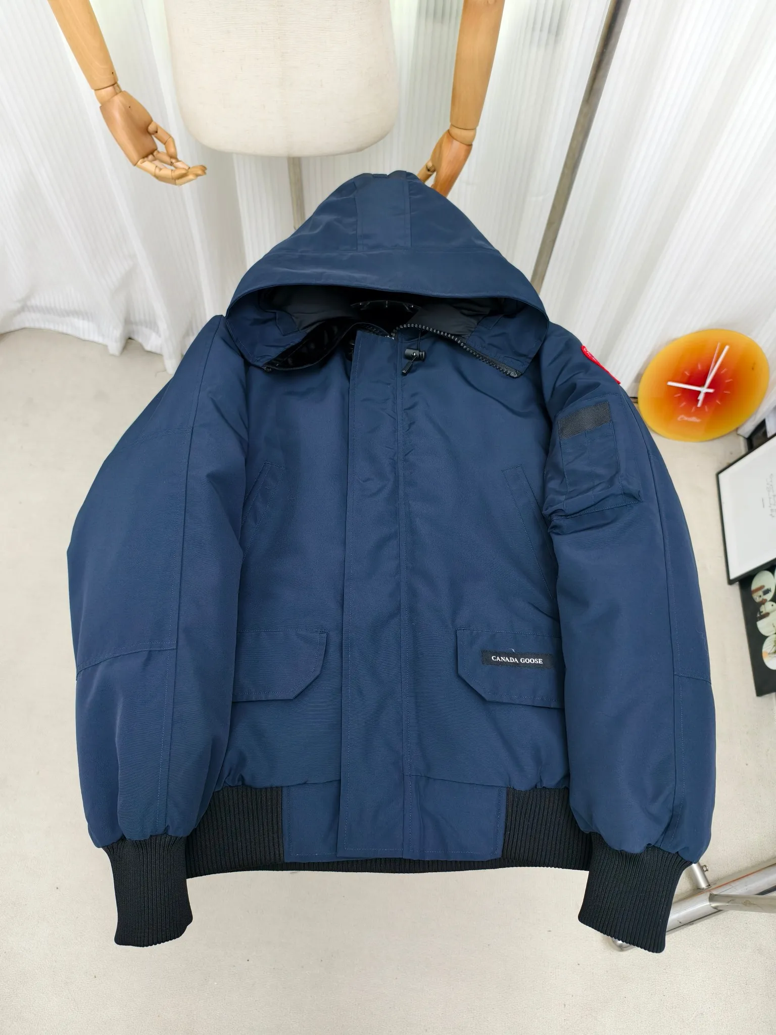 P720 ————2050M model/new 01 model (high version) Canada goose Canada Goose Chilliwack bomber jacket is one of our popular styles. The upgraded version adopts streamlined hood details and improved trimmings. The Chilliwack bomber jacket was originally designed for pilots in the post-war no-man's land in northern Canada. It is durable, warm and easy to move. The inside is filled with white duck down, which has higher thermal insulation performance. Chilliwack's iconic style, enduring popularity, is a popular jacket from Canada Goose. Customize your parka with our variety of interchangeable hood trim accessories to extend the coverage of your hood. Hip-length, the bomber jacket's knitted cuffs and hem are mid-length for freedom of movement. Rib knit cuffs and hem improve fit and seal in heat.  2050M is an upgraded version of the old version 01. Color: black, gray, off-white, navy. Size: XS-2XL
